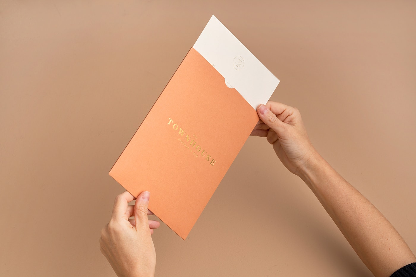 土耳其高級(jí)聯(lián)排別墅餐飲品牌視覺營銷案例，餐飲品牌設(shè)計(jì)，深圳品牌營銷，餐飲品牌策劃，深圳品牌設(shè)計(jì)，左右格局