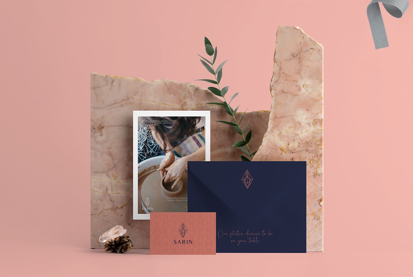 簡(jiǎn)約手工陶器工作室SARIN品牌形象策劃，家具品牌設(shè)計(jì)，品牌形象策劃，深圳品牌設(shè)計(jì)，左右格局